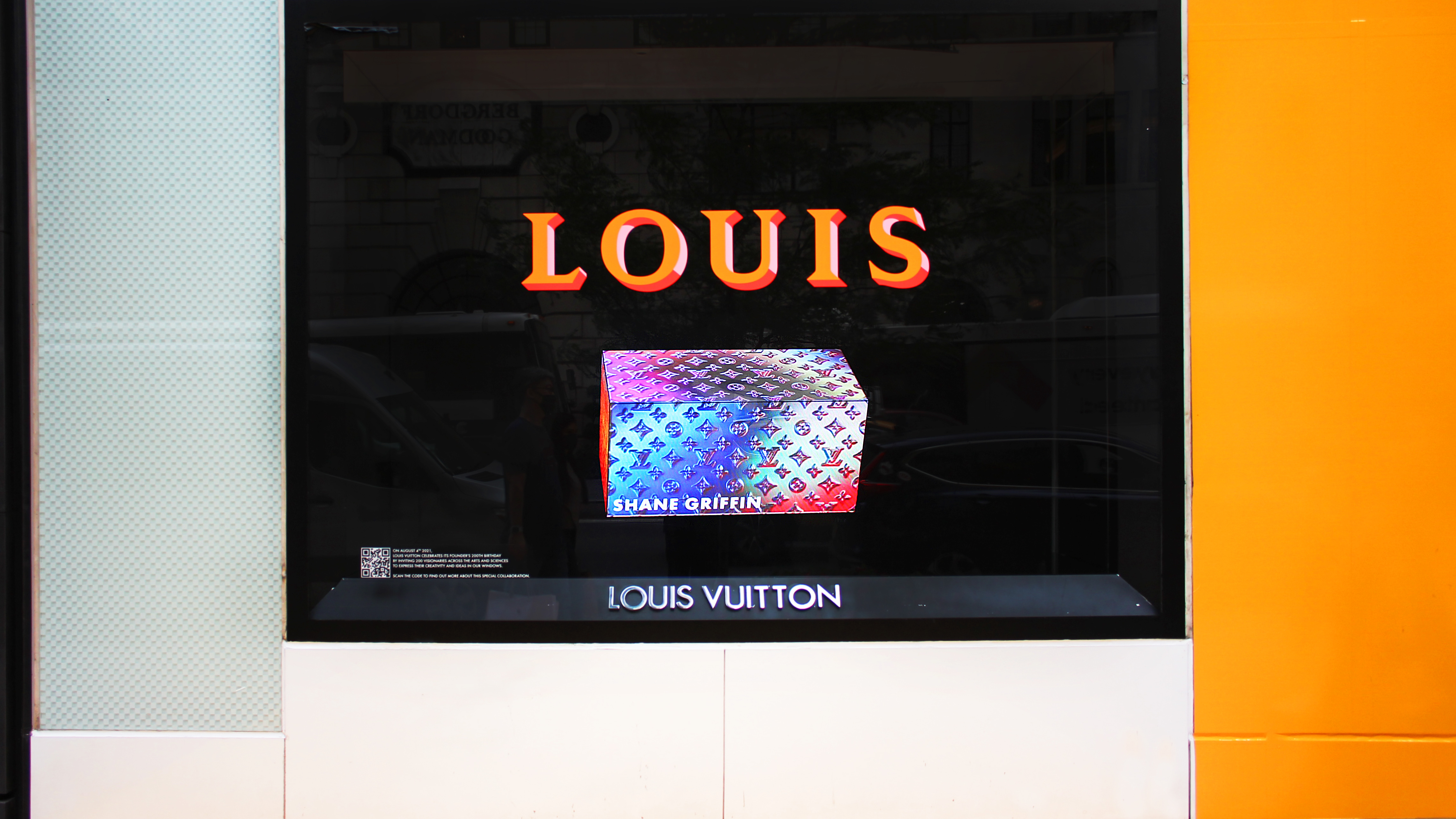 Trunk in the orange LOUIS window