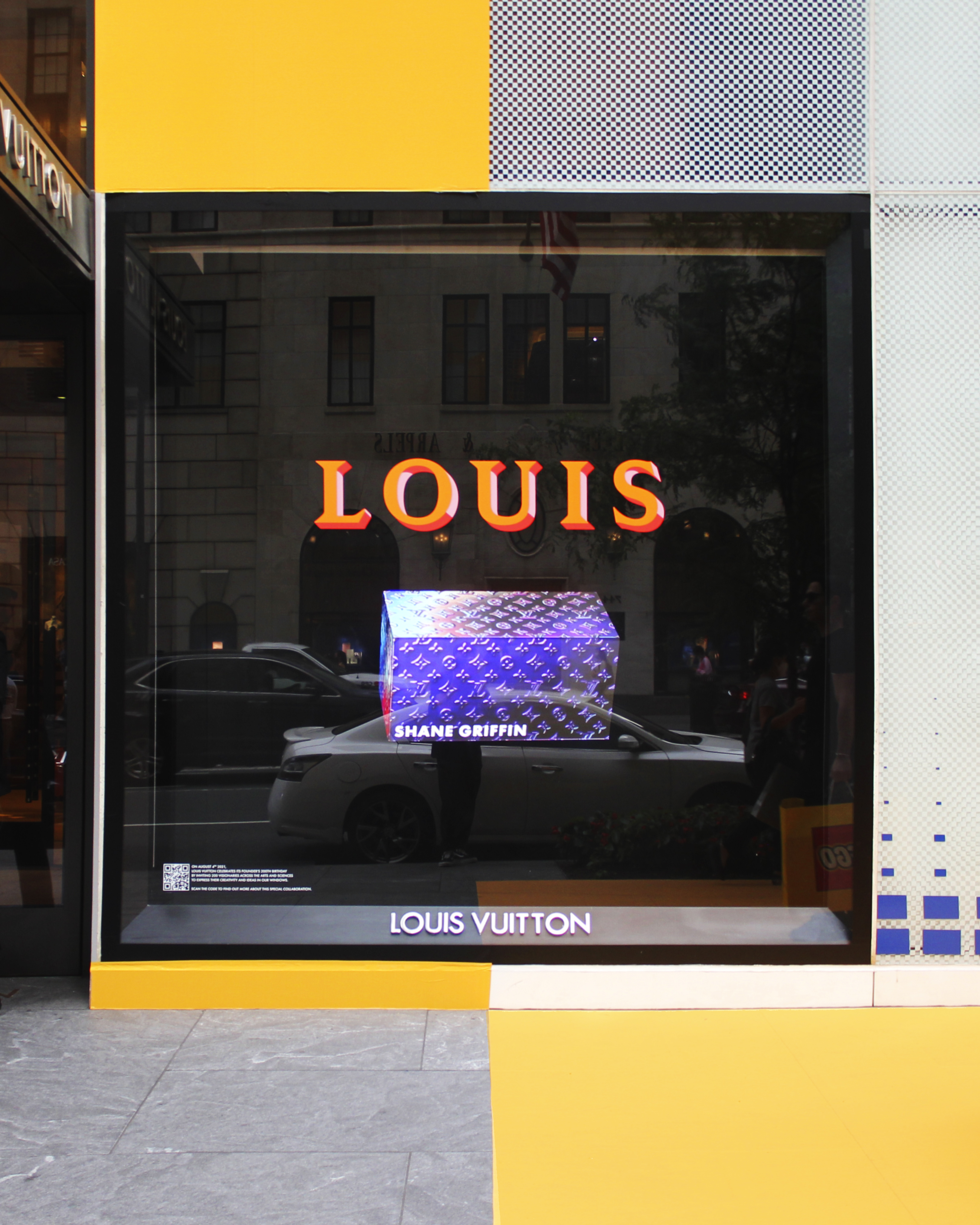 Trunk in the orange LOUIS window, street view