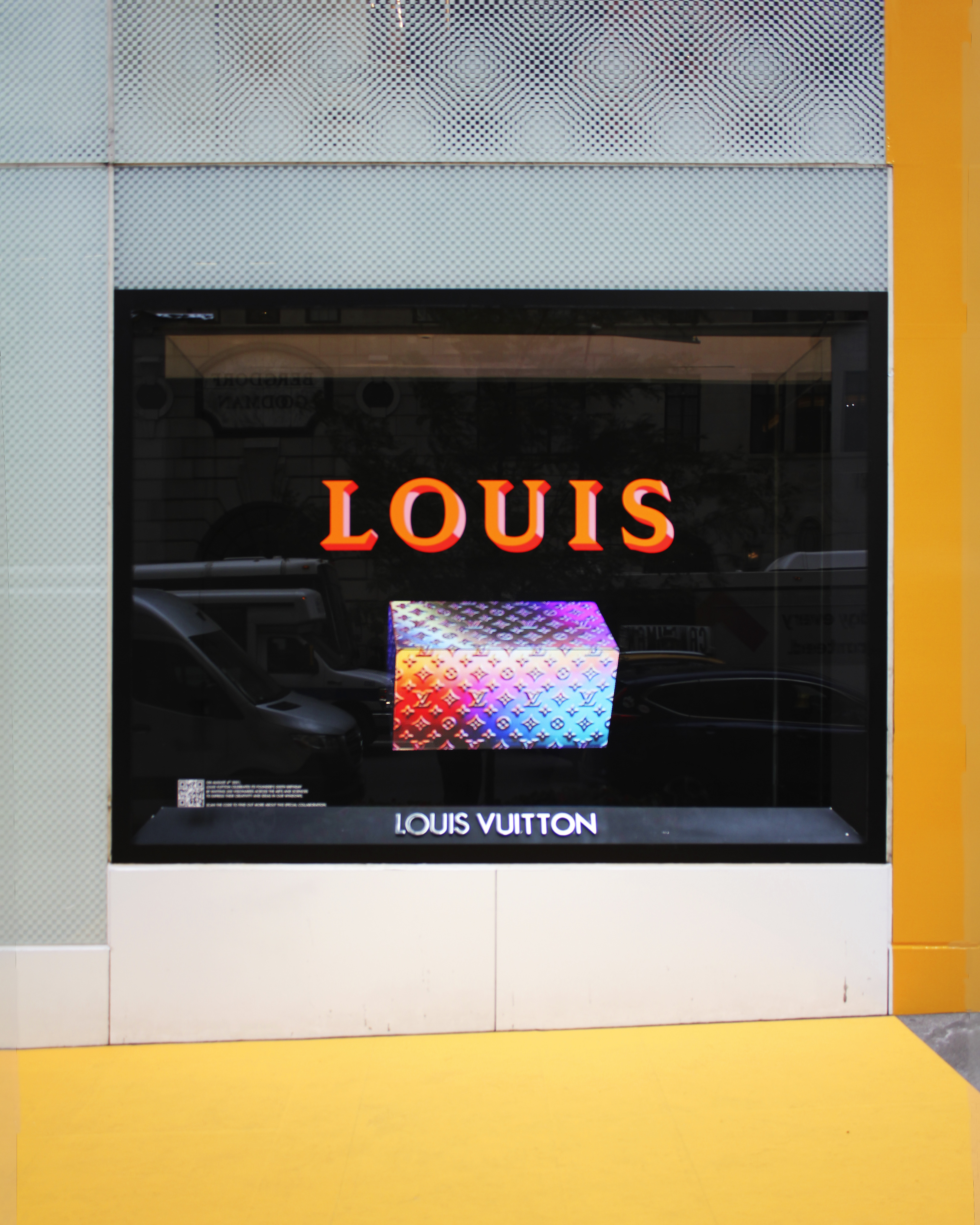 LOUIS window with the trunk, front view